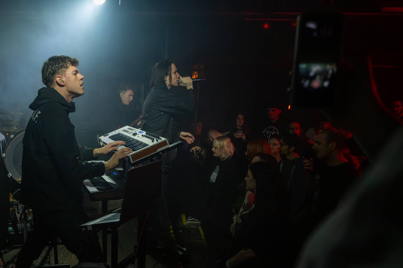 Koncertu Siamese v Bike Jesus humor nechyběl. Zpěvák se označil za drogového dealera a k smrti ho vyděsila fanynka