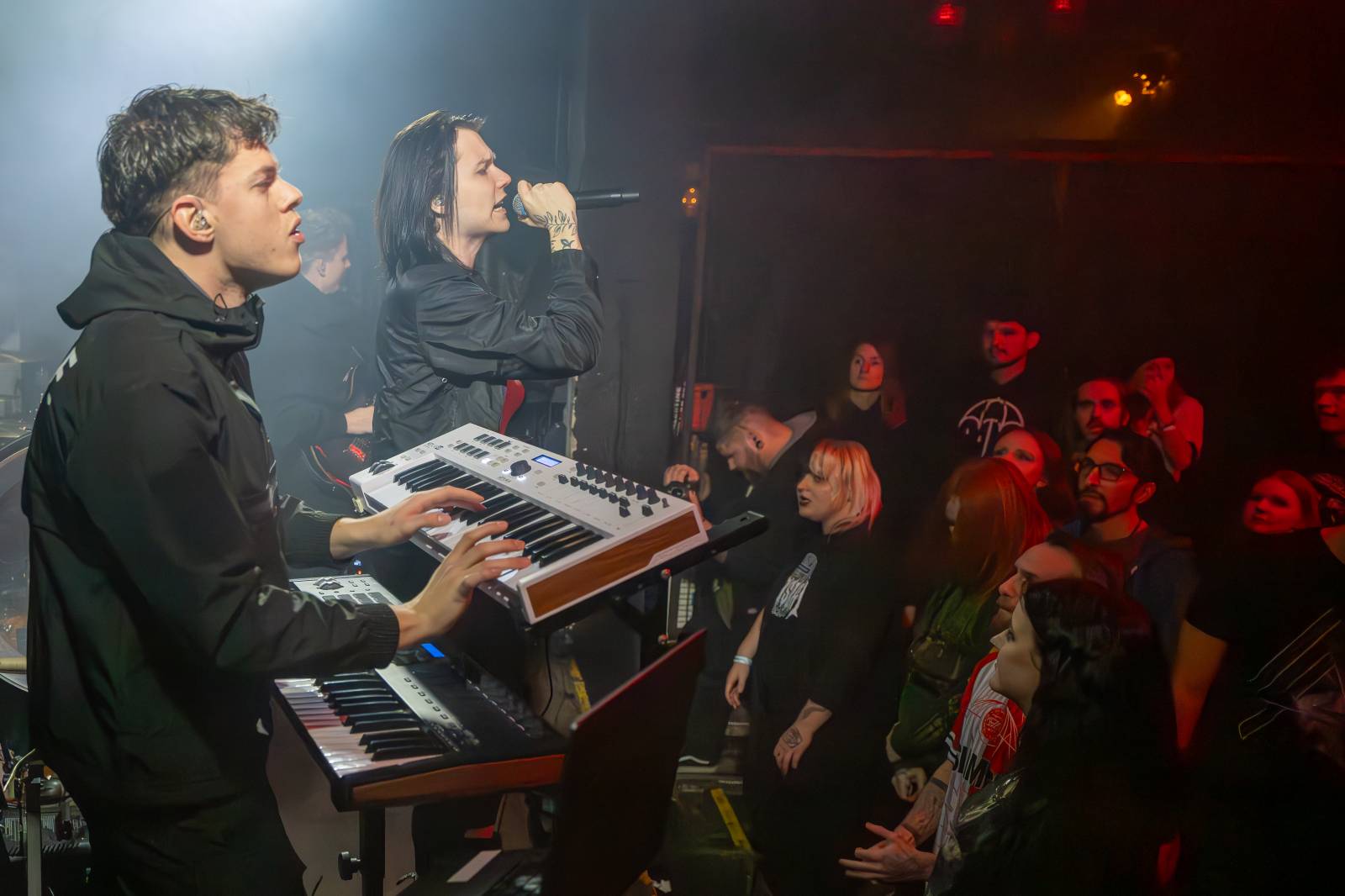 Koncertu Siamese v Bike Jesus humor nechyběl. Zpěvák se označil za drogového dealera a k smrti ho vyděsila fanynka