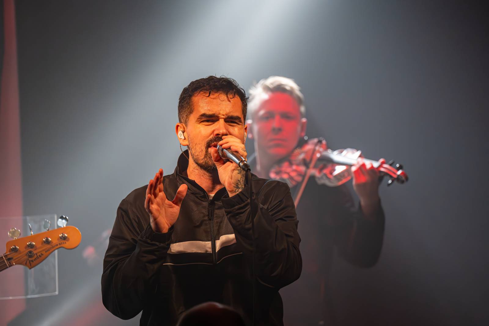 Koncertu Siamese v Bike Jesus humor nechyběl. Zpěvák se označil za drogového dealera a k smrti ho vyděsila fanynka