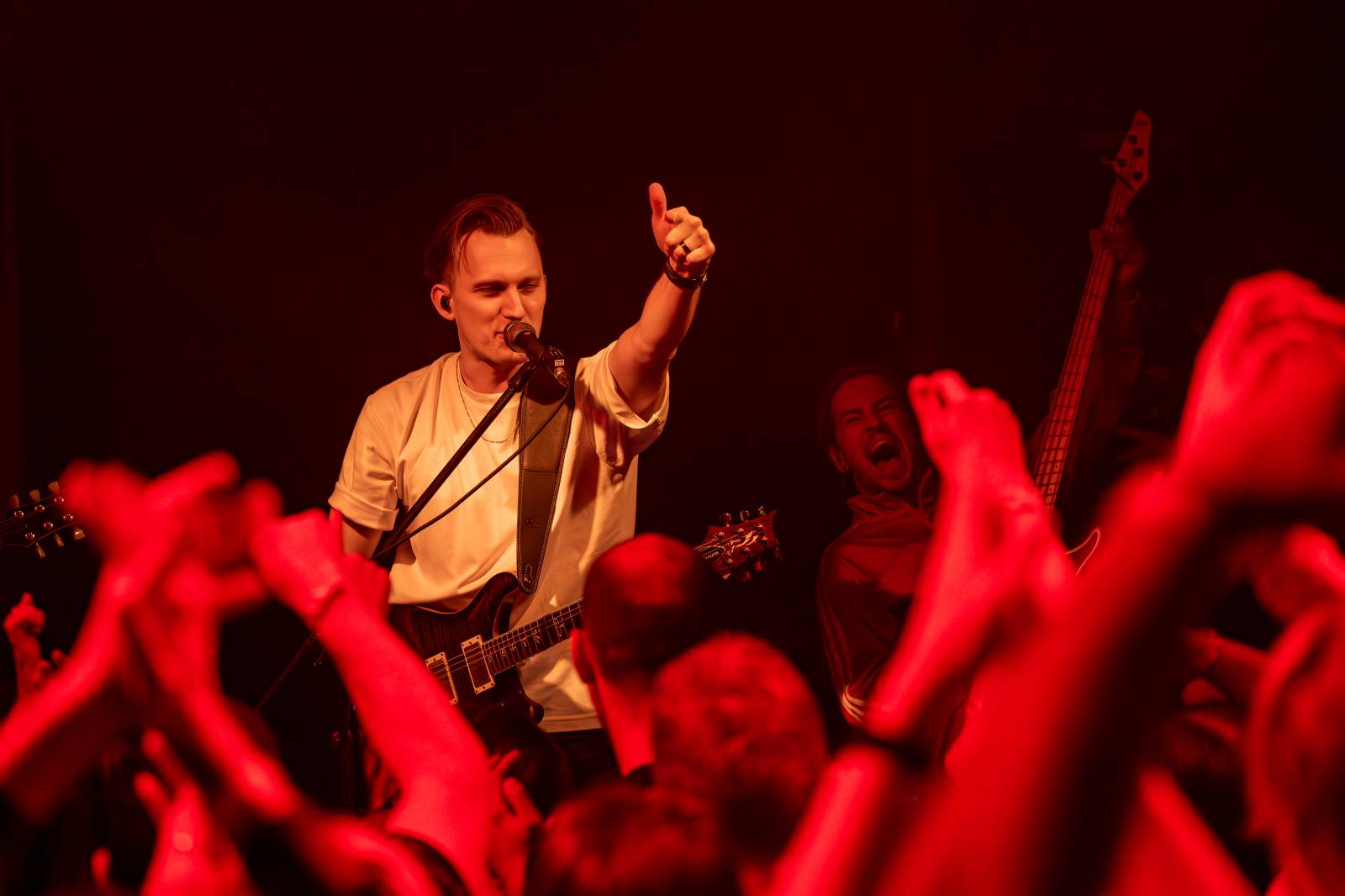 Koncertu Siamese v Bike Jesus humor nechyběl. Zpěvák se označil za drogového dealera a k smrti ho vyděsila fanynka