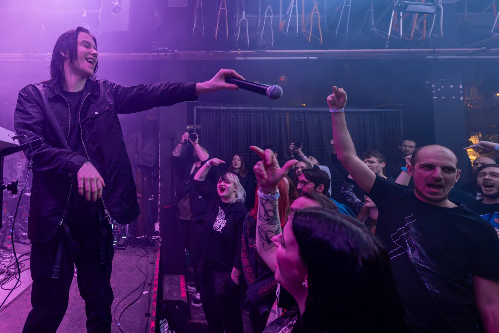 Koncertu Siamese v Bike Jesus humor nechyběl. Zpěvák se označil za drogového dealera a k smrti ho vyděsila fanynka