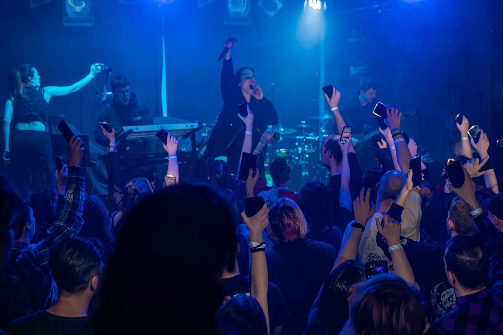 Koncertu Siamese v Bike Jesus humor nechyběl. Zpěvák se označil za drogového dealera a k smrti ho vyděsila fanynka