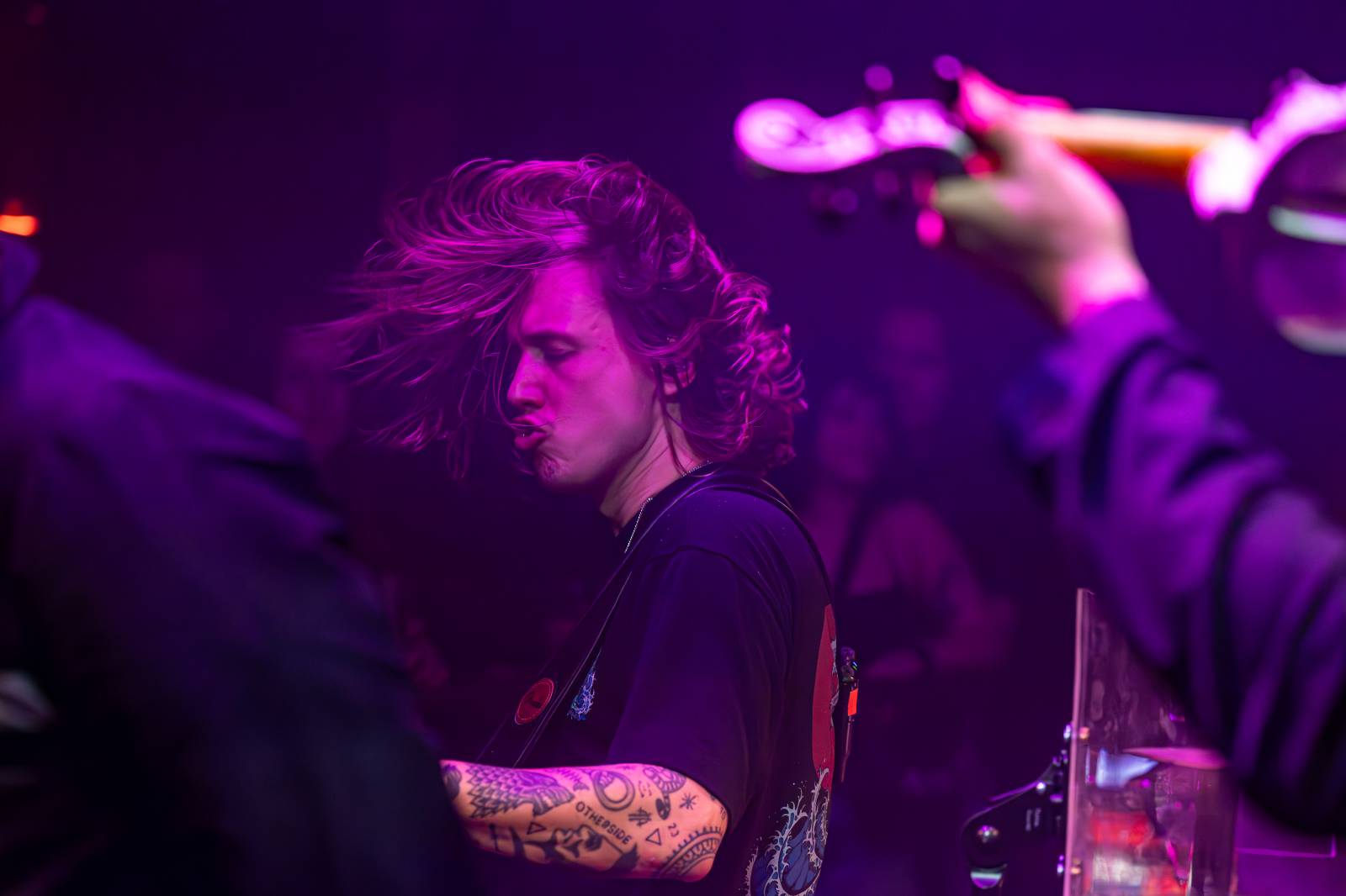 Koncertu Siamese v Bike Jesus humor nechyběl. Zpěvák se označil za drogového dealera a k smrti ho vyděsila fanynka