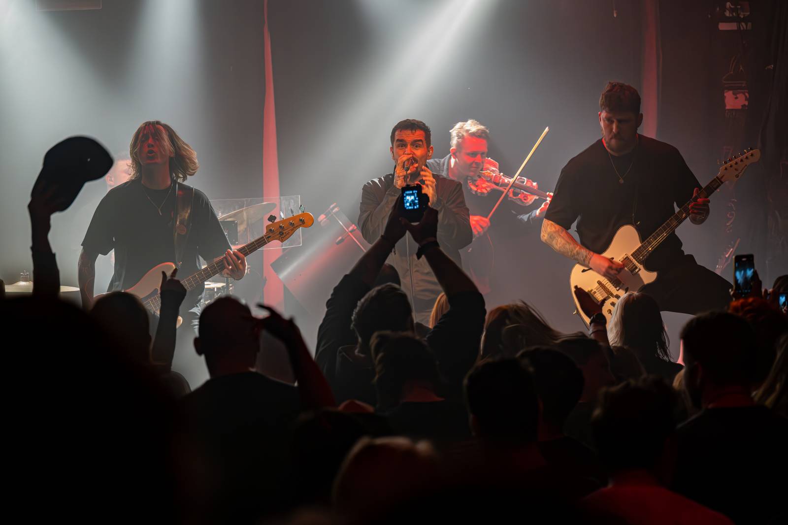 Koncertu Siamese v Bike Jesus humor nechyběl. Zpěvák se označil za drogového dealera a k smrti ho vyděsila fanynka