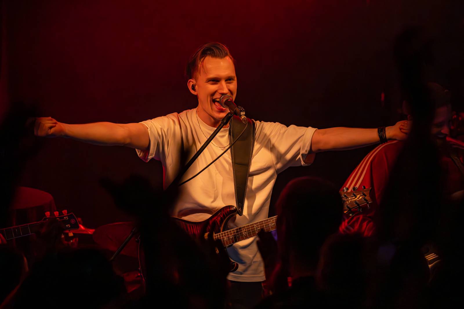 Koncertu Siamese v Bike Jesus humor nechyběl. Zpěvák se označil za drogového dealera a k smrti ho vyděsila fanynka