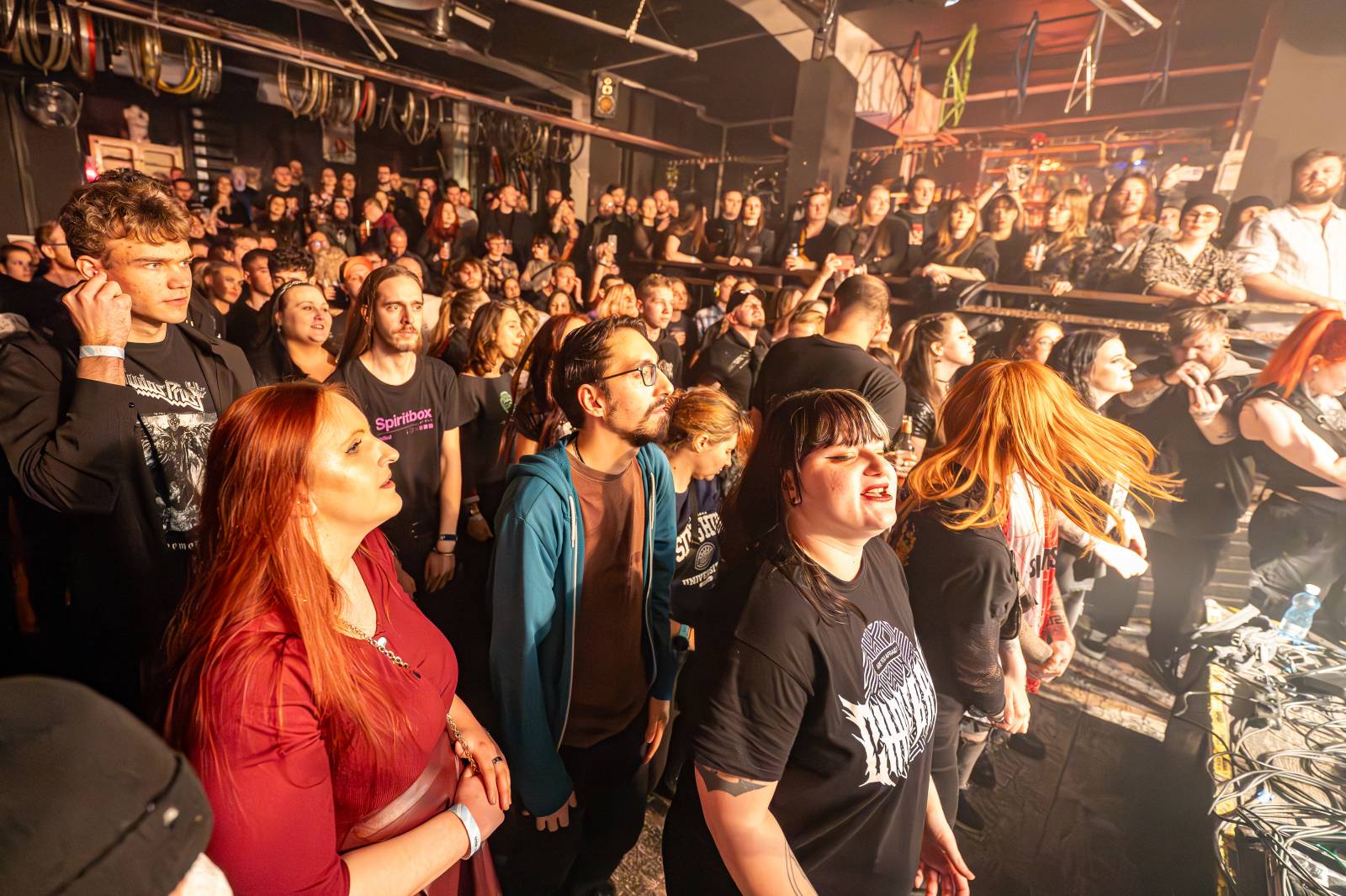 Koncertu Siamese v Bike Jesus humor nechyběl. Zpěvák se označil za drogového dealera a k smrti ho vyděsila fanynka