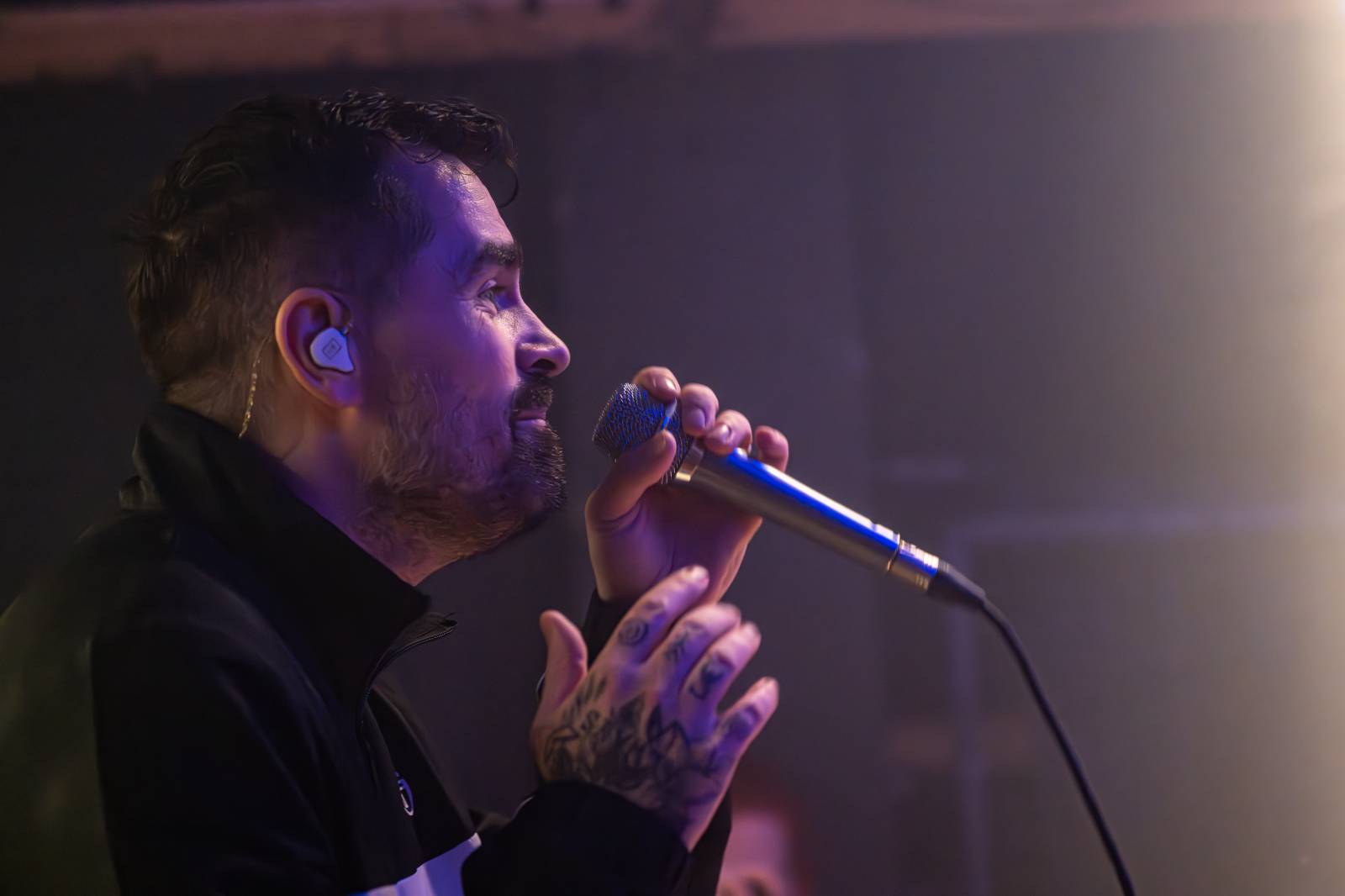 Koncertu Siamese v Bike Jesus humor nechyběl. Zpěvák se označil za drogového dealera a k smrti ho vyděsila fanynka