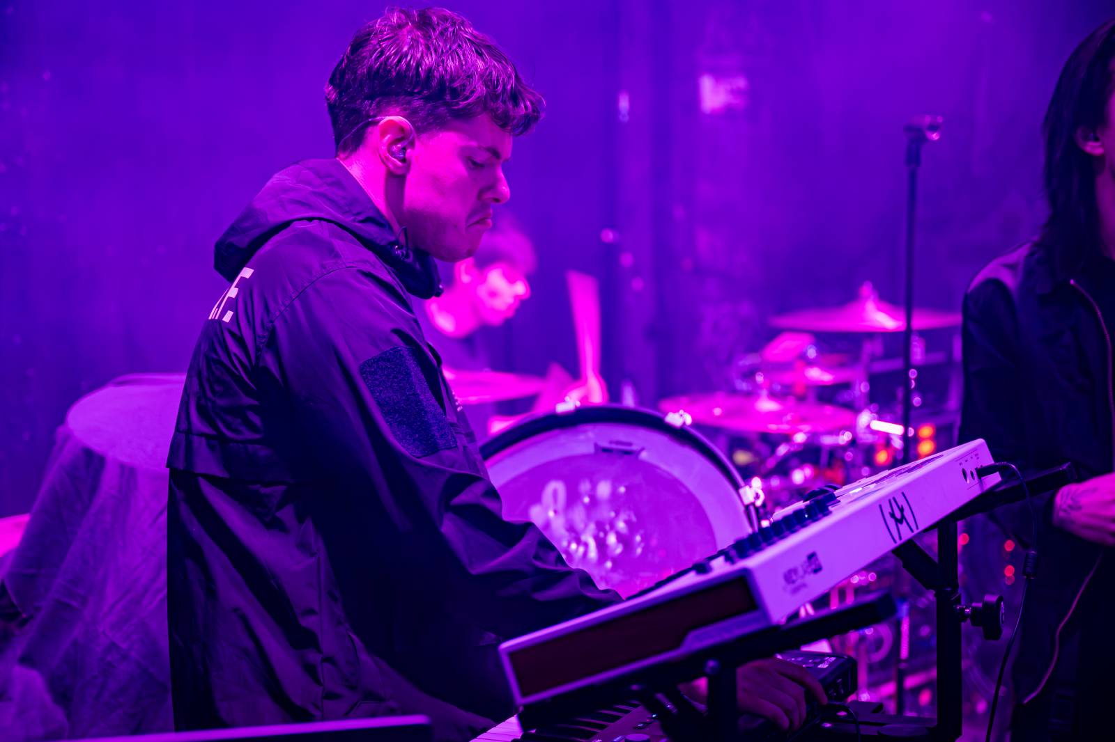 Koncertu Siamese v Bike Jesus humor nechyběl. Zpěvák se označil za drogového dealera a k smrti ho vyděsila fanynka