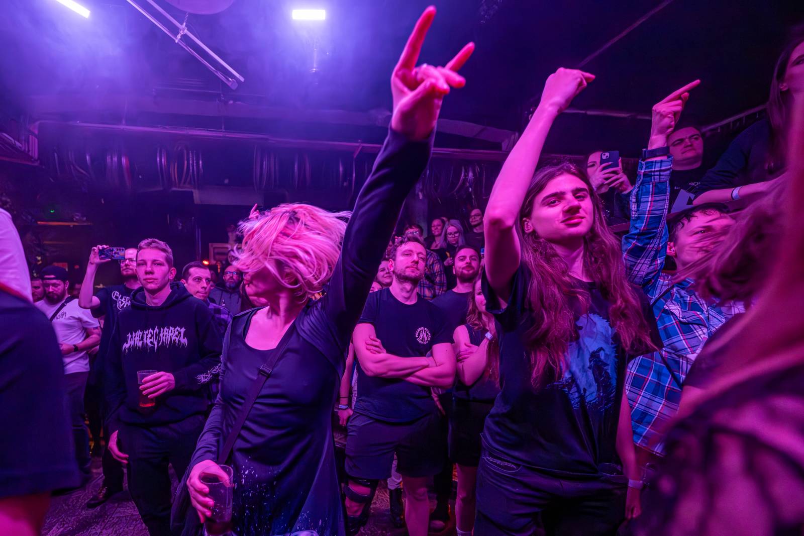 Koncertu Siamese v Bike Jesus humor nechyběl. Zpěvák se označil za drogového dealera a k smrti ho vyděsila fanynka