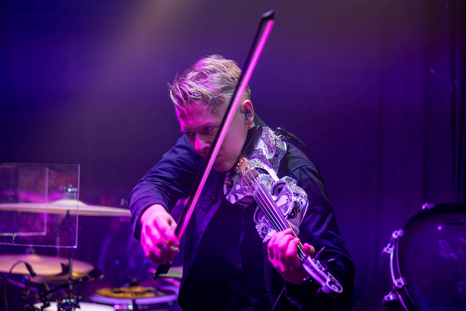 Koncertu Siamese v Bike Jesus humor nechyběl. Zpěvák se označil za drogového dealera a k smrti ho vyděsila fanynka