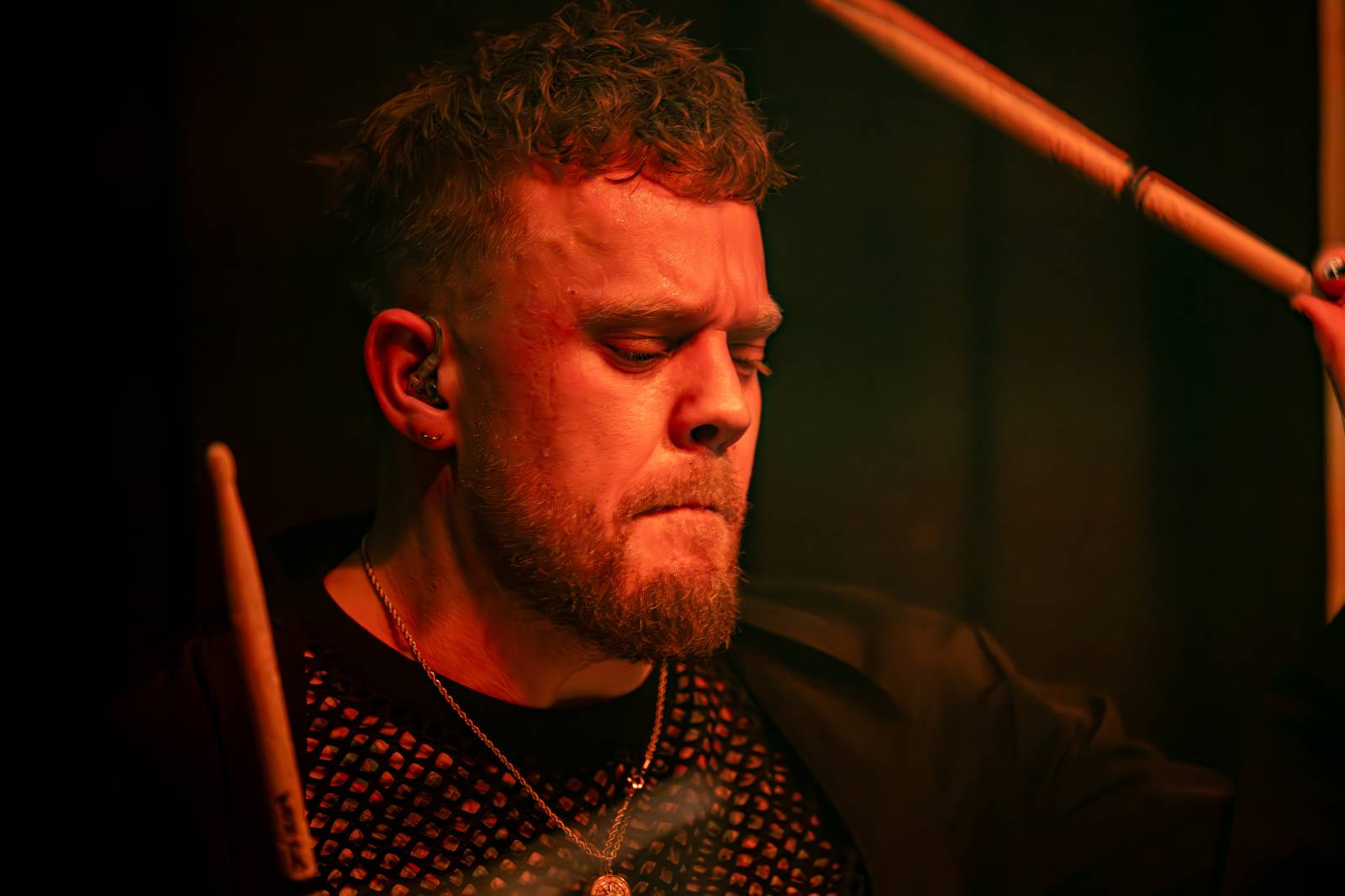 Koncertu Siamese v Bike Jesus humor nechyběl. Zpěvák se označil za drogového dealera a k smrti ho vyděsila fanynka