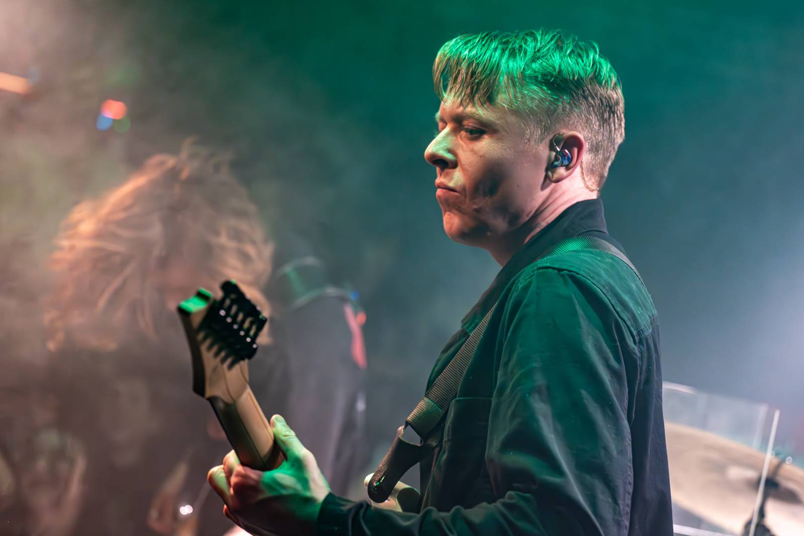 Koncertu Siamese v Bike Jesus humor nechyběl. Zpěvák se označil za drogového dealera a k smrti ho vyděsila fanynka