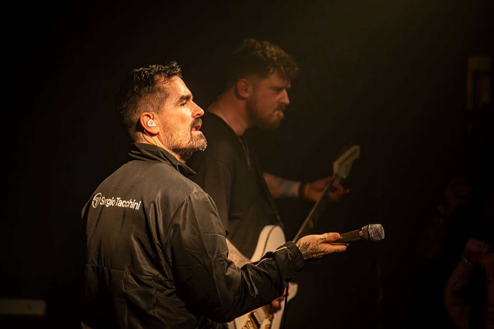 Koncertu Siamese v Bike Jesus humor nechyběl. Zpěvák se označil za drogového dealera a k smrti ho vyděsila fanynka