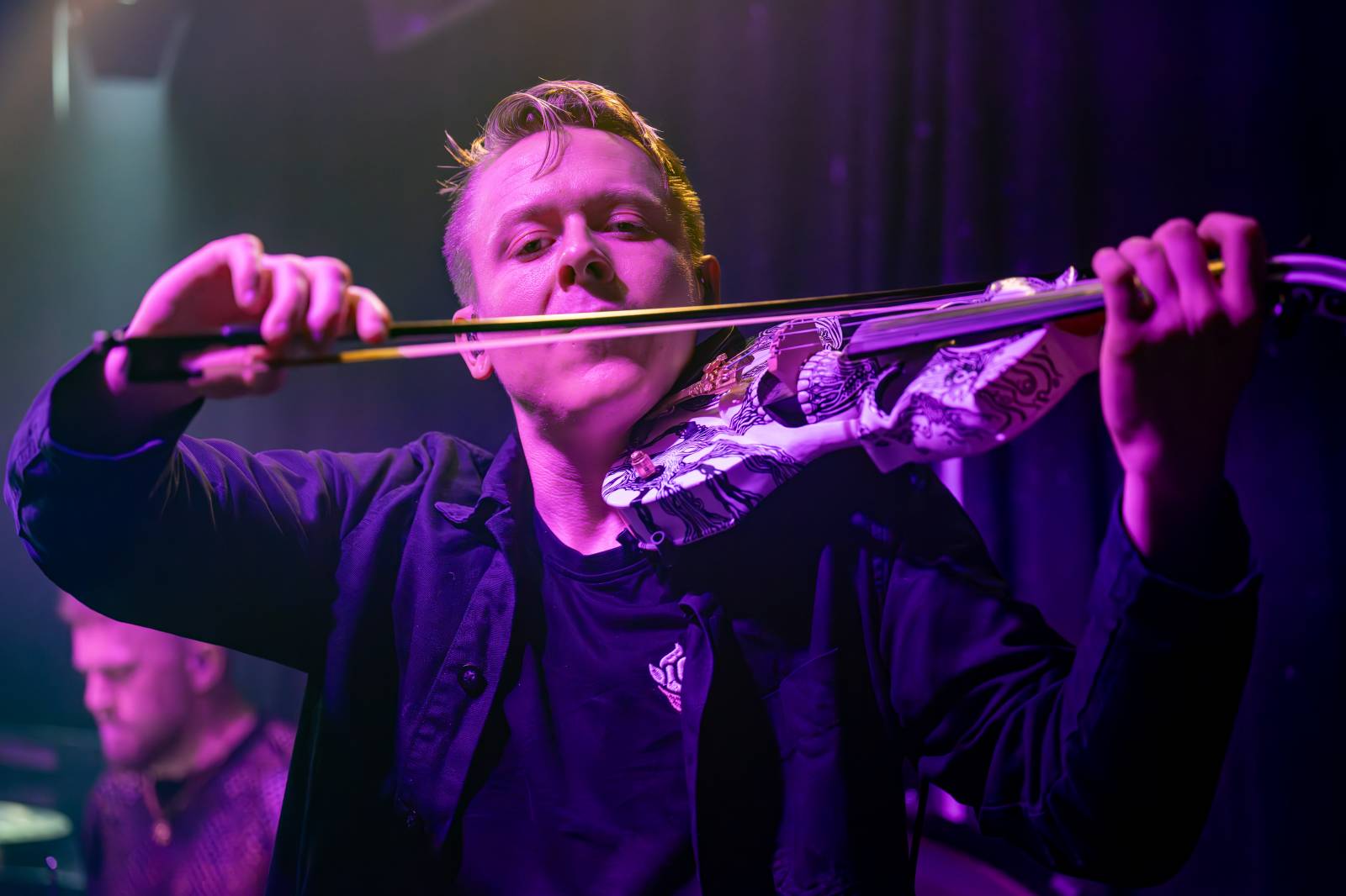 Koncertu Siamese v Bike Jesus humor nechyběl. Zpěvák se označil za drogového dealera a k smrti ho vyděsila fanynka