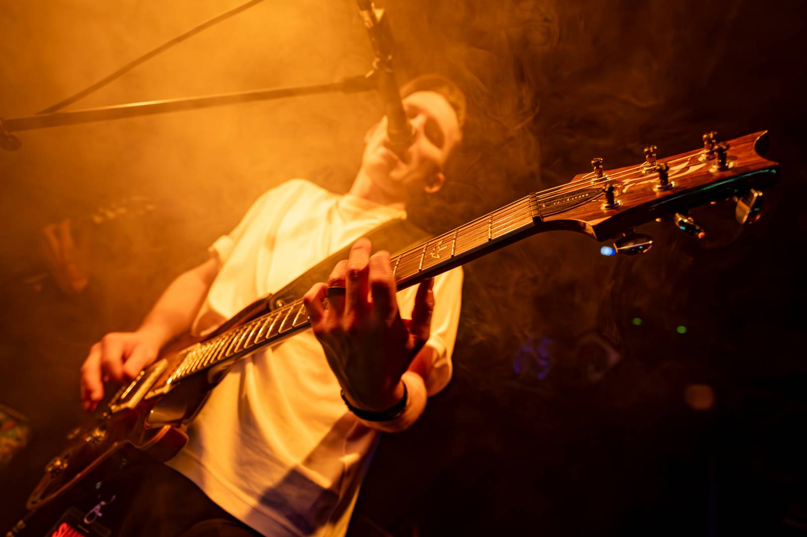 Koncertu Siamese v Bike Jesus humor nechyběl. Zpěvák se označil za drogového dealera a k smrti ho vyděsila fanynka