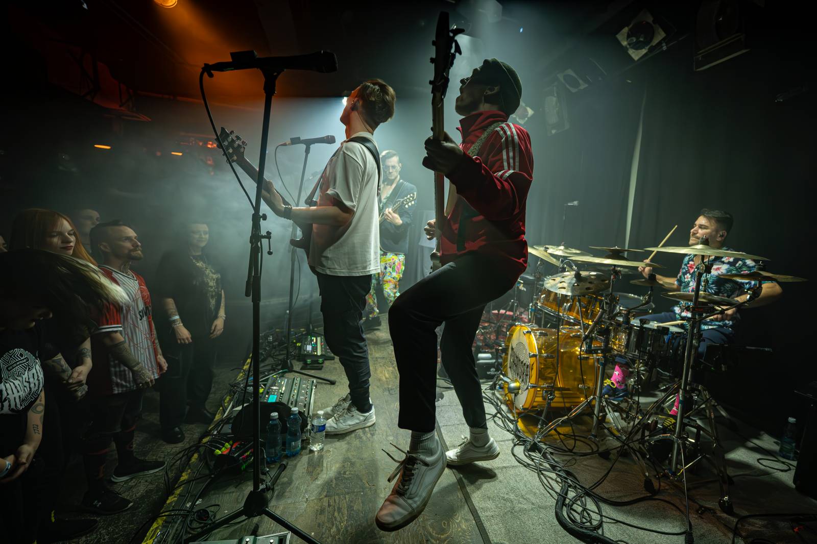 Koncertu Siamese v Bike Jesus humor nechyběl. Zpěvák se označil za drogového dealera a k smrti ho vyděsila fanynka