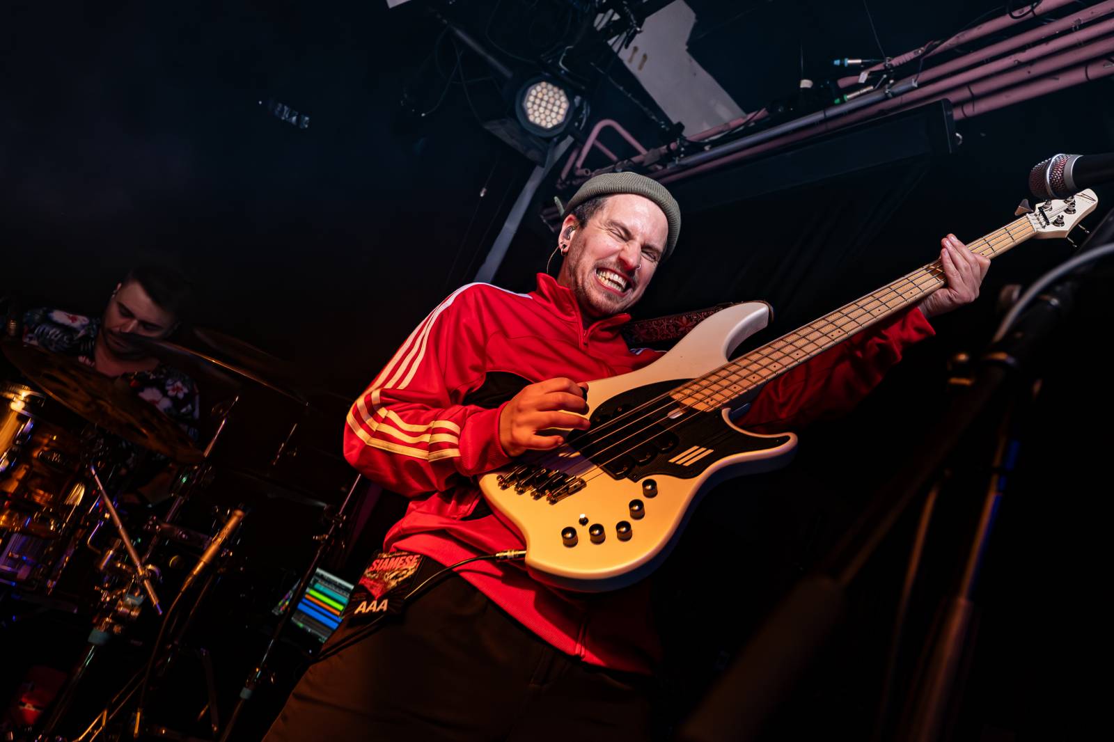 Koncertu Siamese v Bike Jesus humor nechyběl. Zpěvák se označil za drogového dealera a k smrti ho vyděsila fanynka