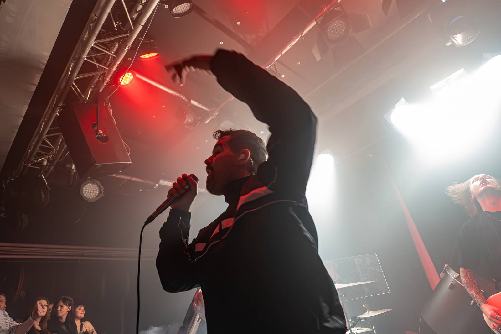 Koncertu Siamese v Bike Jesus humor nechyběl. Zpěvák se označil za drogového dealera a k smrti ho vyděsila fanynka