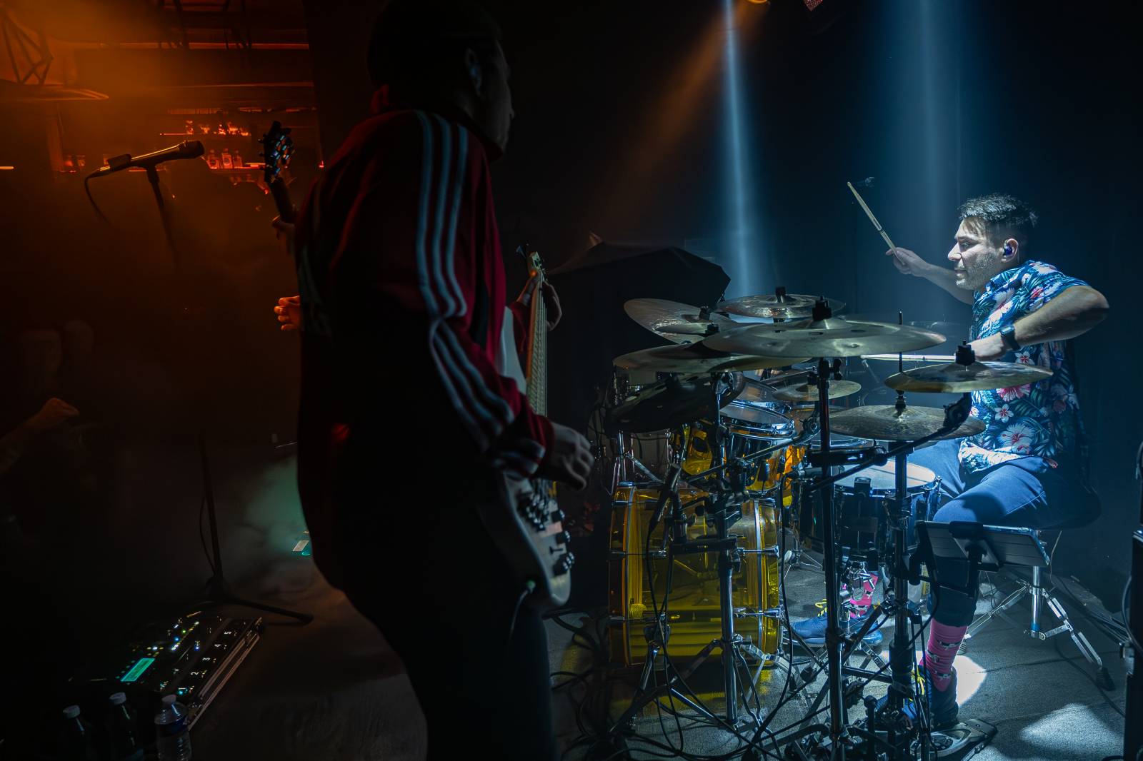 Koncertu Siamese v Bike Jesus humor nechyběl. Zpěvák se označil za drogového dealera a k smrti ho vyděsila fanynka