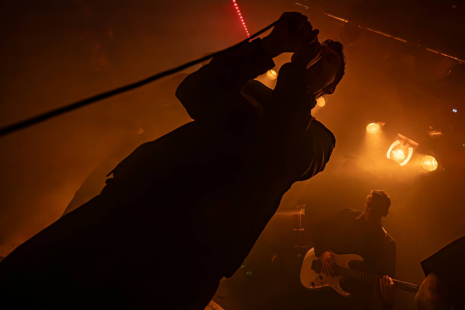 Koncertu Siamese v Bike Jesus humor nechyběl. Zpěvák se označil za drogového dealera a k smrti ho vyděsila fanynka