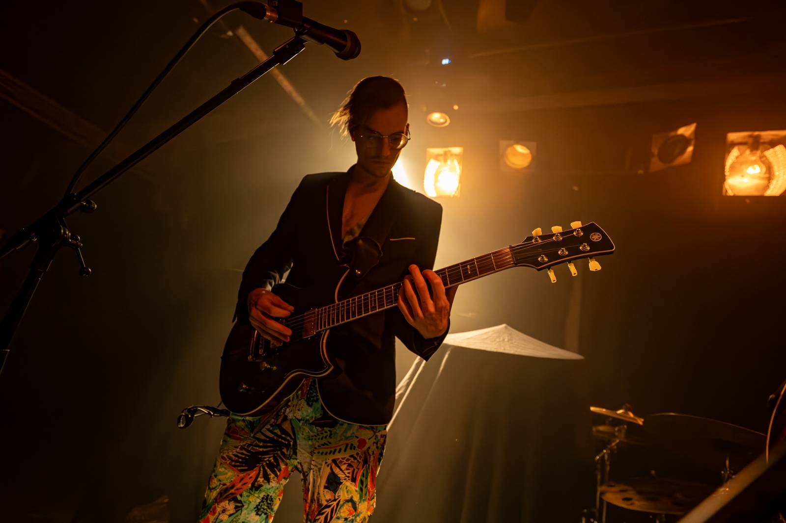 Koncertu Siamese v Bike Jesus humor nechyběl. Zpěvák se označil za drogového dealera a k smrti ho vyděsila fanynka