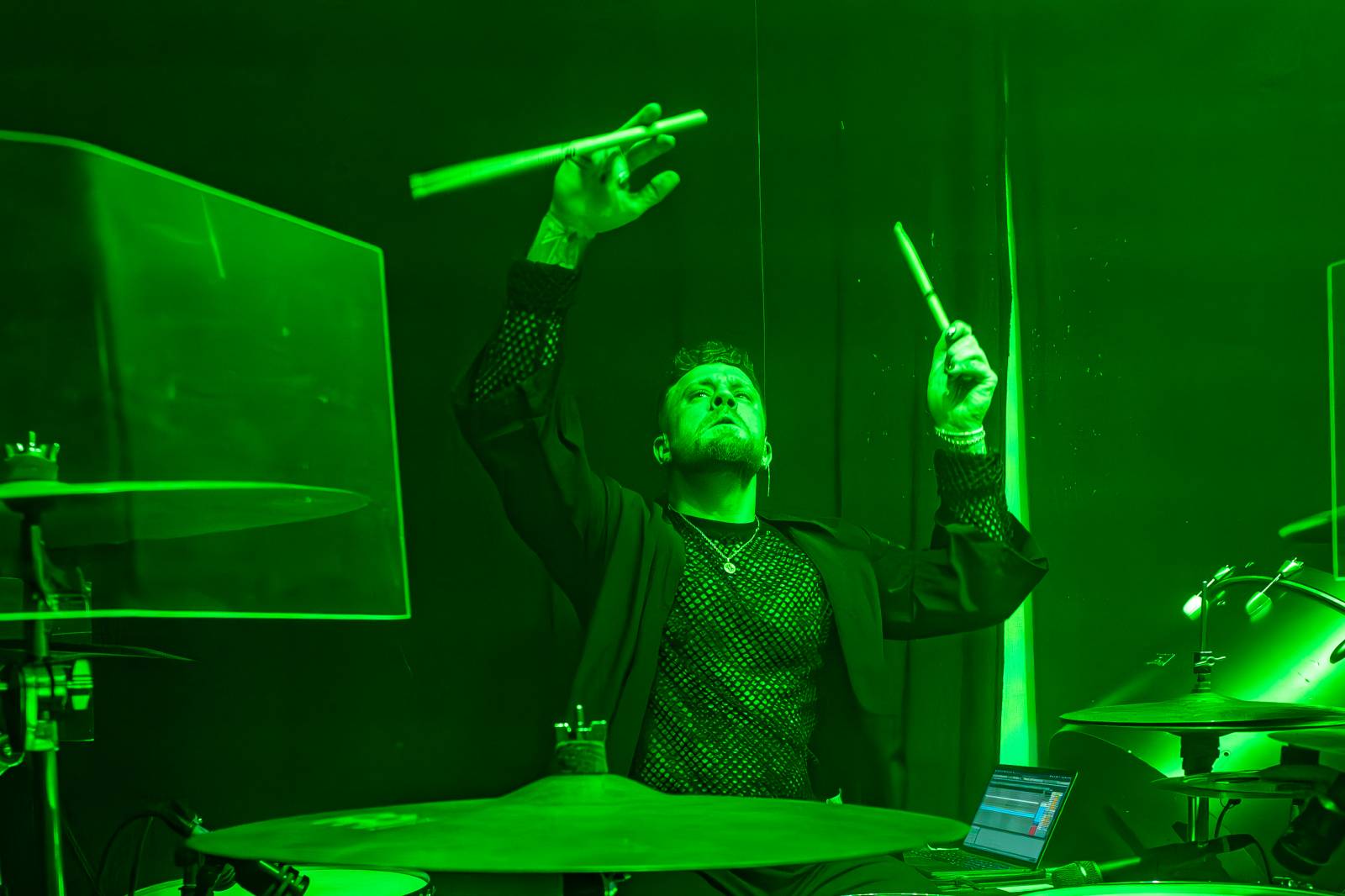 Koncertu Siamese v Bike Jesus humor nechyběl. Zpěvák se označil za drogového dealera a k smrti ho vyděsila fanynka