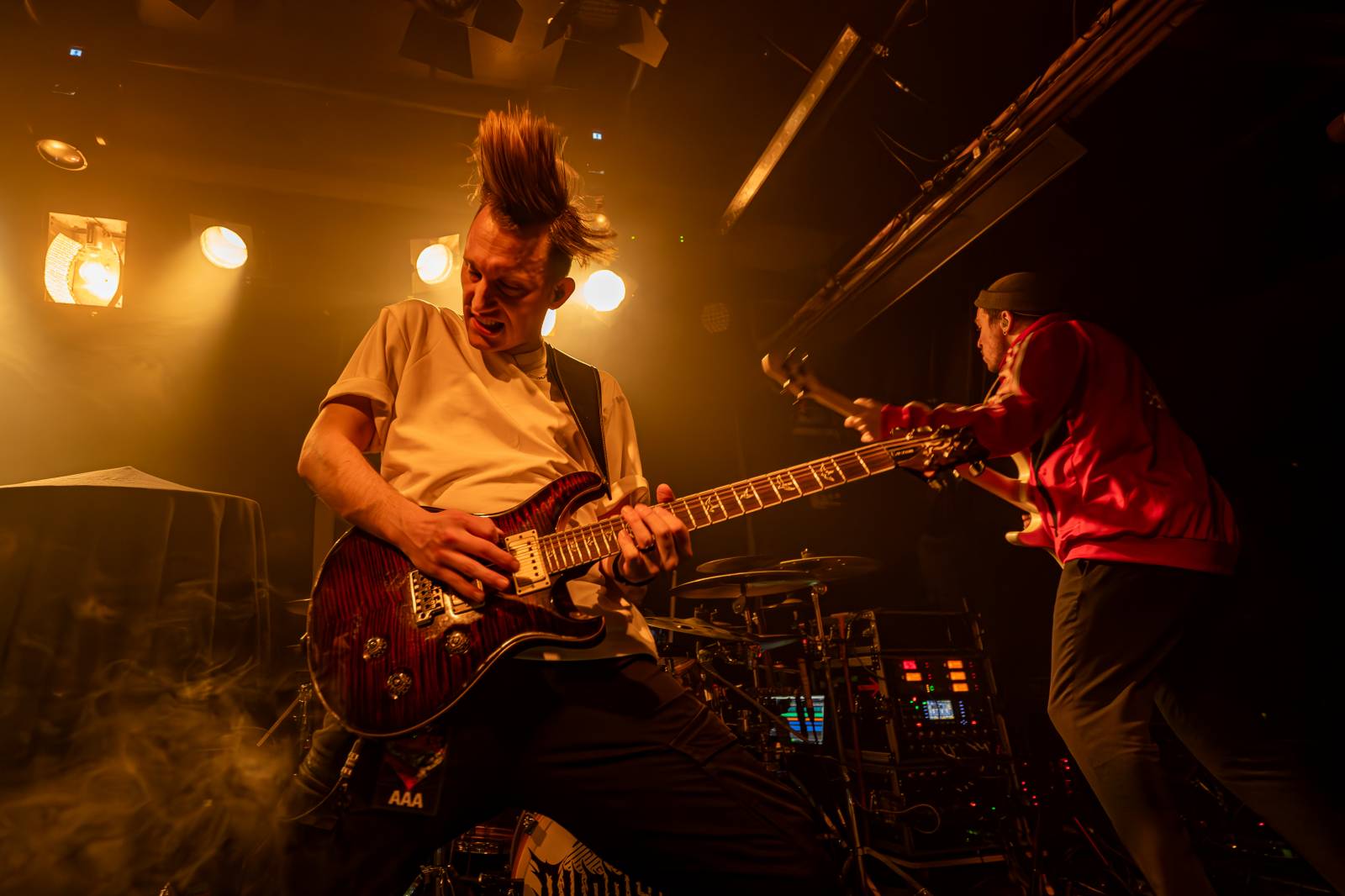 Koncertu Siamese v Bike Jesus humor nechyběl. Zpěvák se označil za drogového dealera a k smrti ho vyděsila fanynka