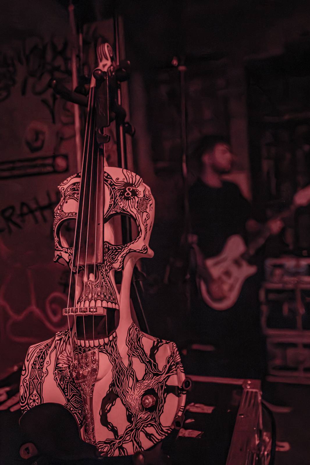 Koncertu Siamese v Bike Jesus humor nechyběl. Zpěvák se označil za drogového dealera a k smrti ho vyděsila fanynka