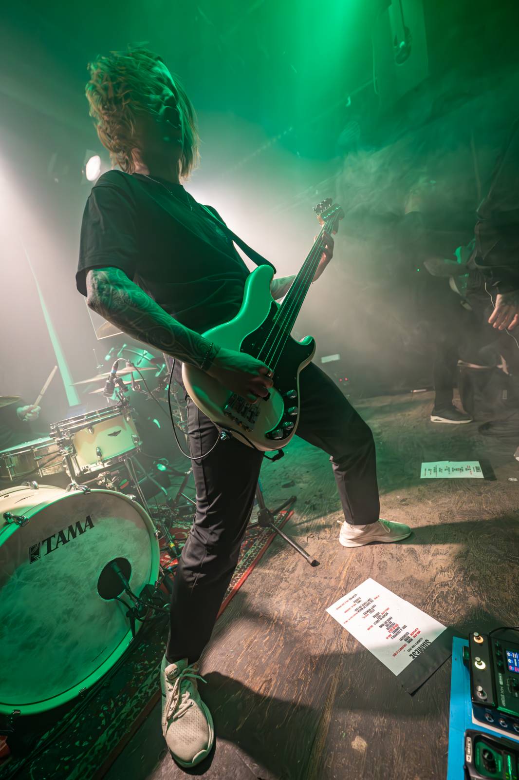 Koncertu Siamese v Bike Jesus humor nechyběl. Zpěvák se označil za drogového dealera a k smrti ho vyděsila fanynka