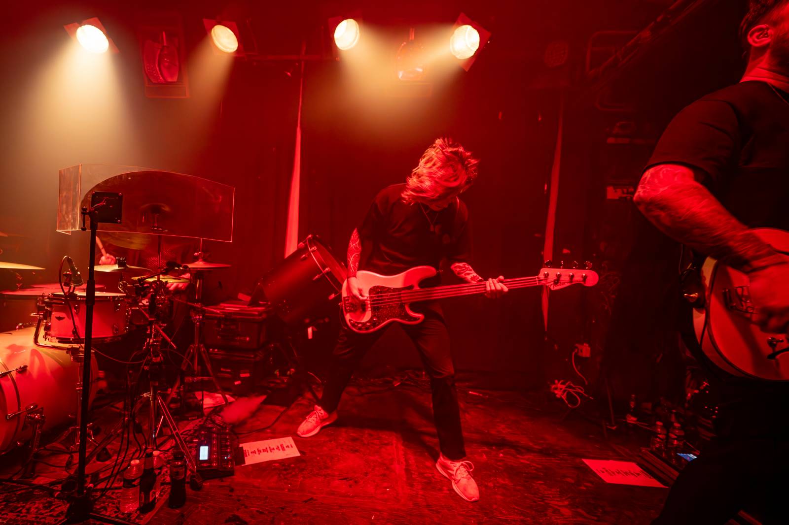 Koncertu Siamese v Bike Jesus humor nechyběl. Zpěvák se označil za drogového dealera a k smrti ho vyděsila fanynka