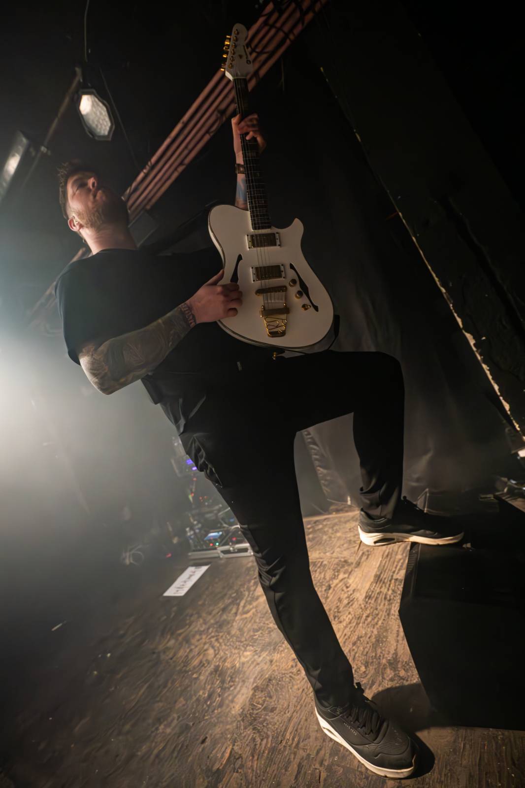 Koncertu Siamese v Bike Jesus humor nechyběl. Zpěvák se označil za drogového dealera a k smrti ho vyděsila fanynka