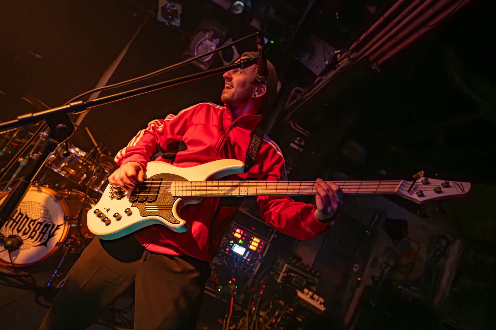 Koncertu Siamese v Bike Jesus humor nechyběl. Zpěvák se označil za drogového dealera a k smrti ho vyděsila fanynka