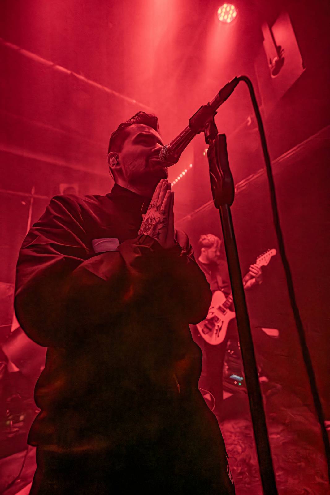 Koncertu Siamese v Bike Jesus humor nechyběl. Zpěvák se označil za drogového dealera a k smrti ho vyděsila fanynka