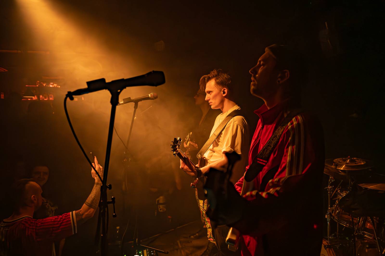 Koncertu Siamese v Bike Jesus humor nechyběl. Zpěvák se označil za drogového dealera a k smrti ho vyděsila fanynka