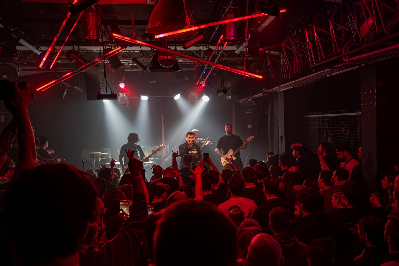 Koncertu Siamese v Bike Jesus humor nechyběl. Zpěvák se označil za drogového dealera a k smrti ho vyděsila fanynka