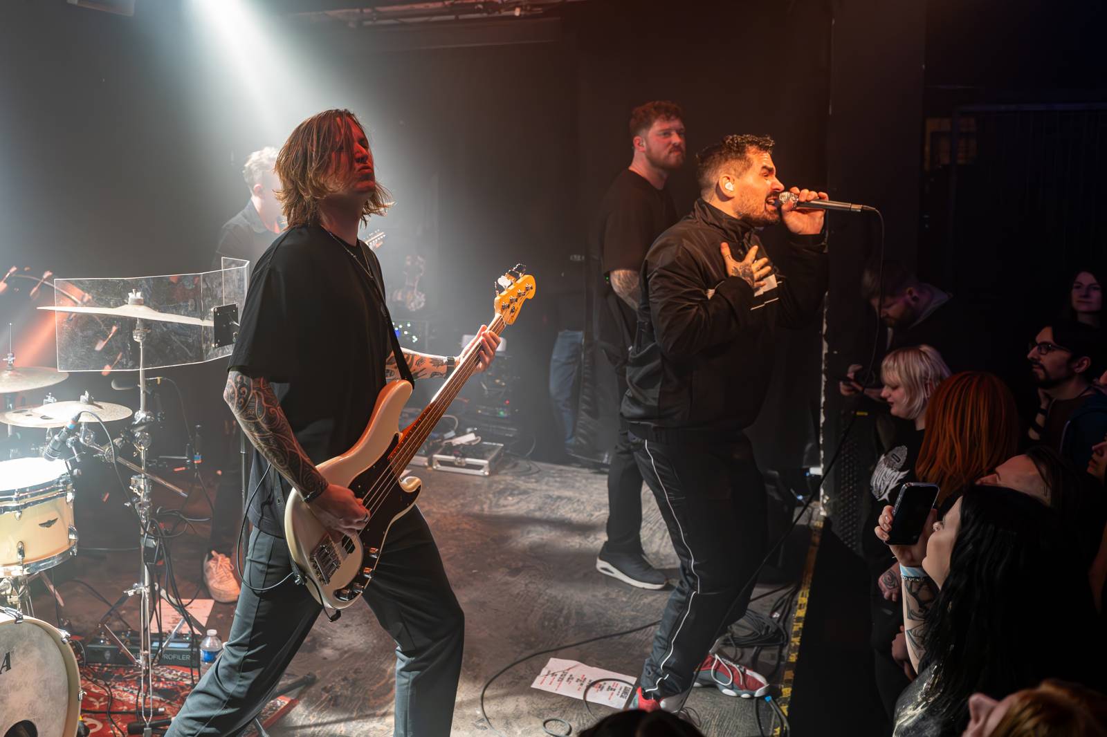 Koncertu Siamese v Bike Jesus humor nechyběl. Zpěvák se označil za drogového dealera a k smrti ho vyděsila fanynka