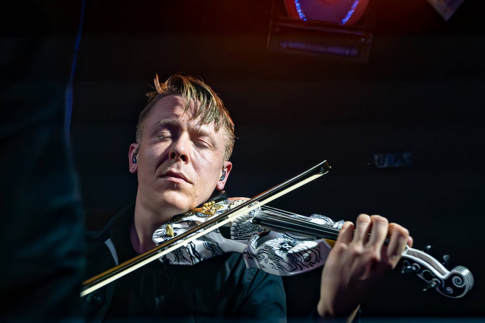 Koncertu Siamese v Bike Jesus humor nechyběl. Zpěvák se označil za drogového dealera a k smrti ho vyděsila fanynka