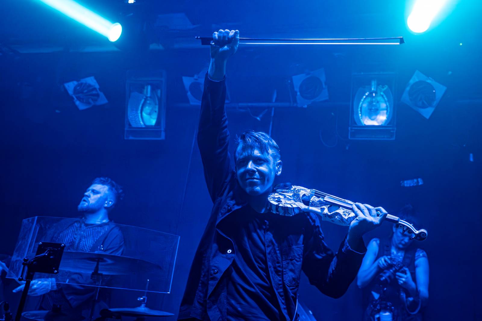 Koncertu Siamese v Bike Jesus humor nechyběl. Zpěvák se označil za drogového dealera a k smrti ho vyděsila fanynka