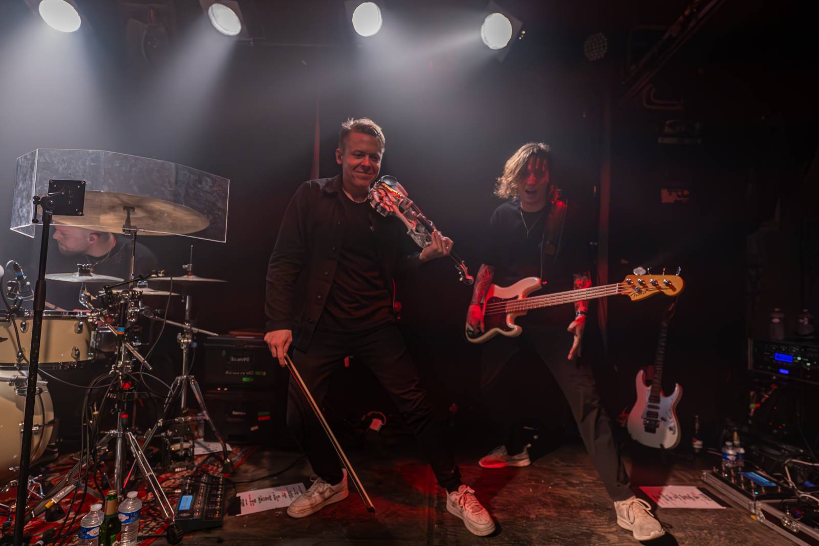 Koncertu Siamese v Bike Jesus humor nechyběl. Zpěvák se označil za drogového dealera a k smrti ho vyděsila fanynka