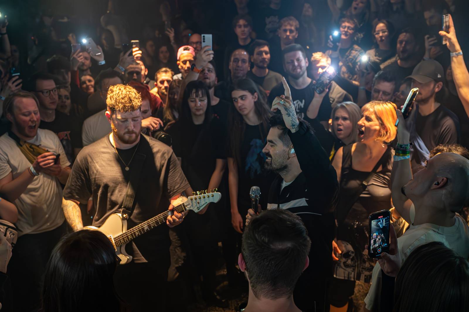 Koncertu Siamese v Bike Jesus humor nechyběl. Zpěvák se označil za drogového dealera a k smrti ho vyděsila fanynka