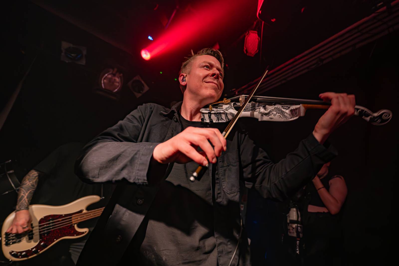 Koncertu Siamese v Bike Jesus humor nechyběl. Zpěvák se označil za drogového dealera a k smrti ho vyděsila fanynka