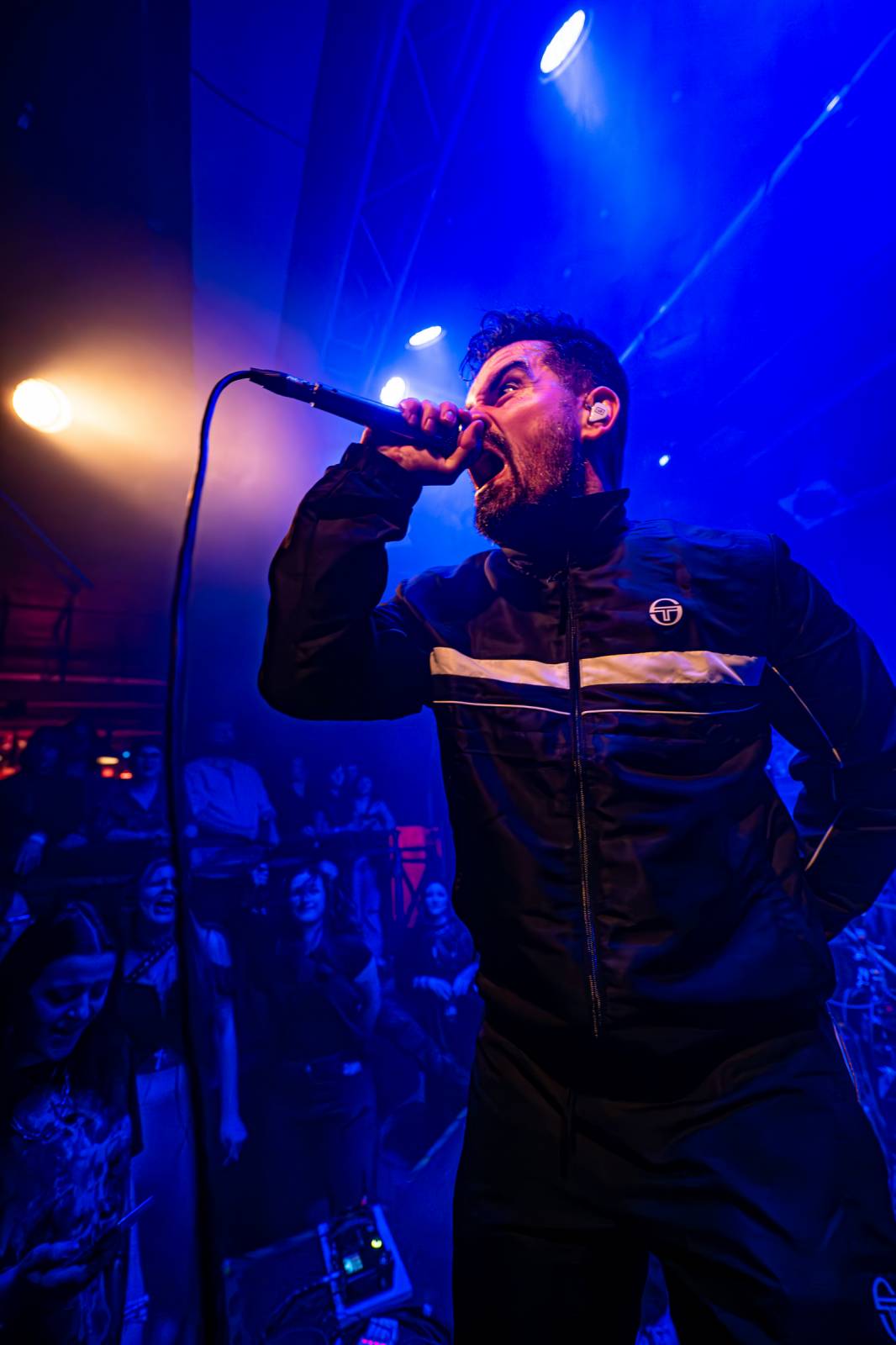 Koncertu Siamese v Bike Jesus humor nechyběl. Zpěvák se označil za drogového dealera a k smrti ho vyděsila fanynka