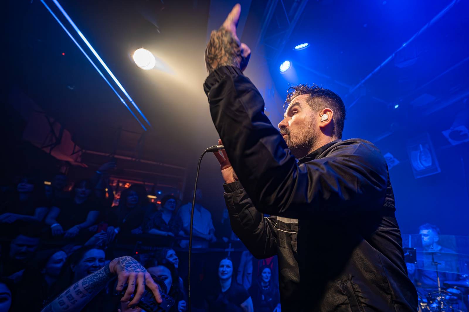 Koncertu Siamese v Bike Jesus humor nechyběl. Zpěvák se označil za drogového dealera a k smrti ho vyděsila fanynka