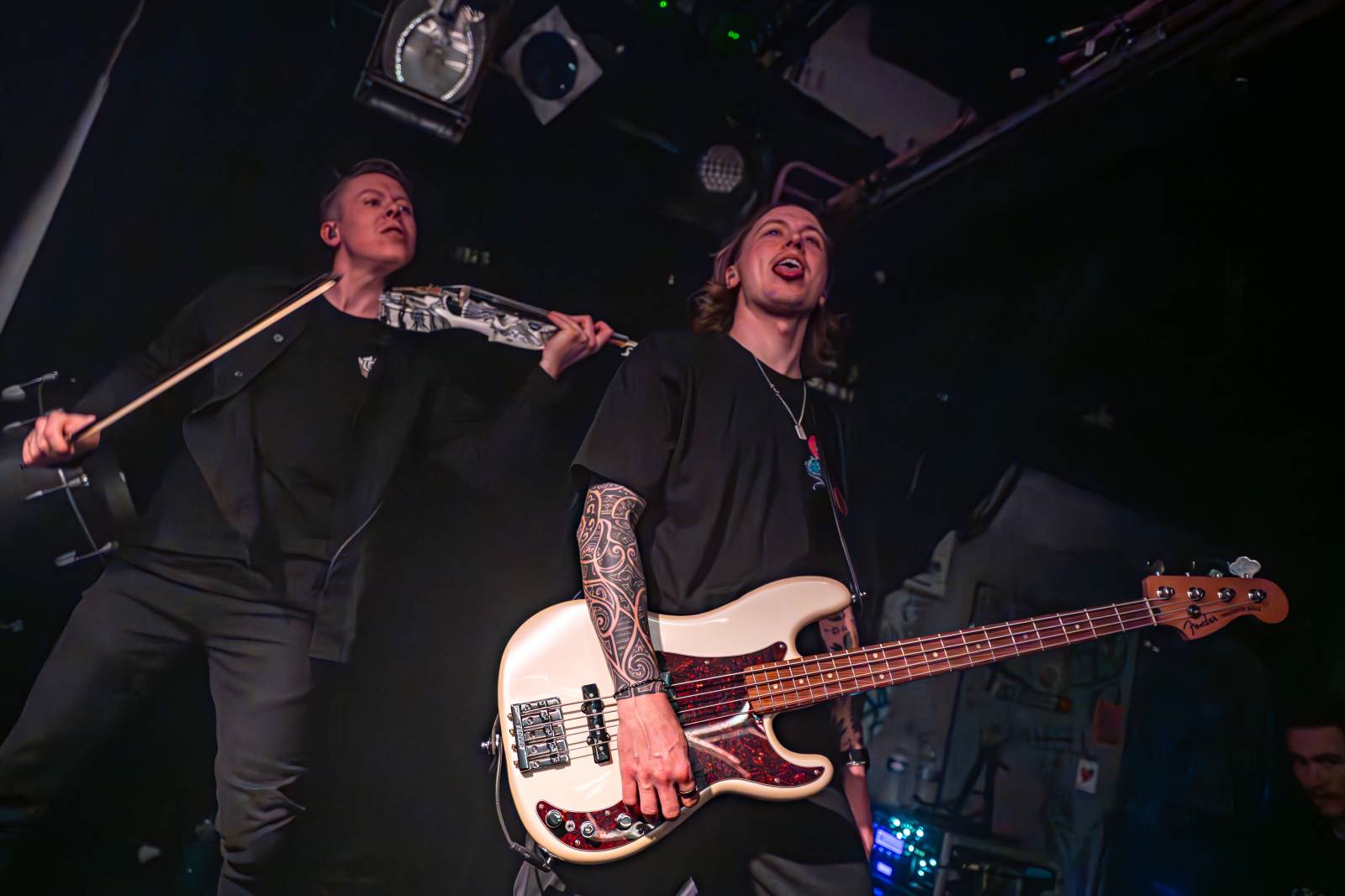 Koncertu Siamese v Bike Jesus humor nechyběl. Zpěvák se označil za drogového dealera a k smrti ho vyděsila fanynka