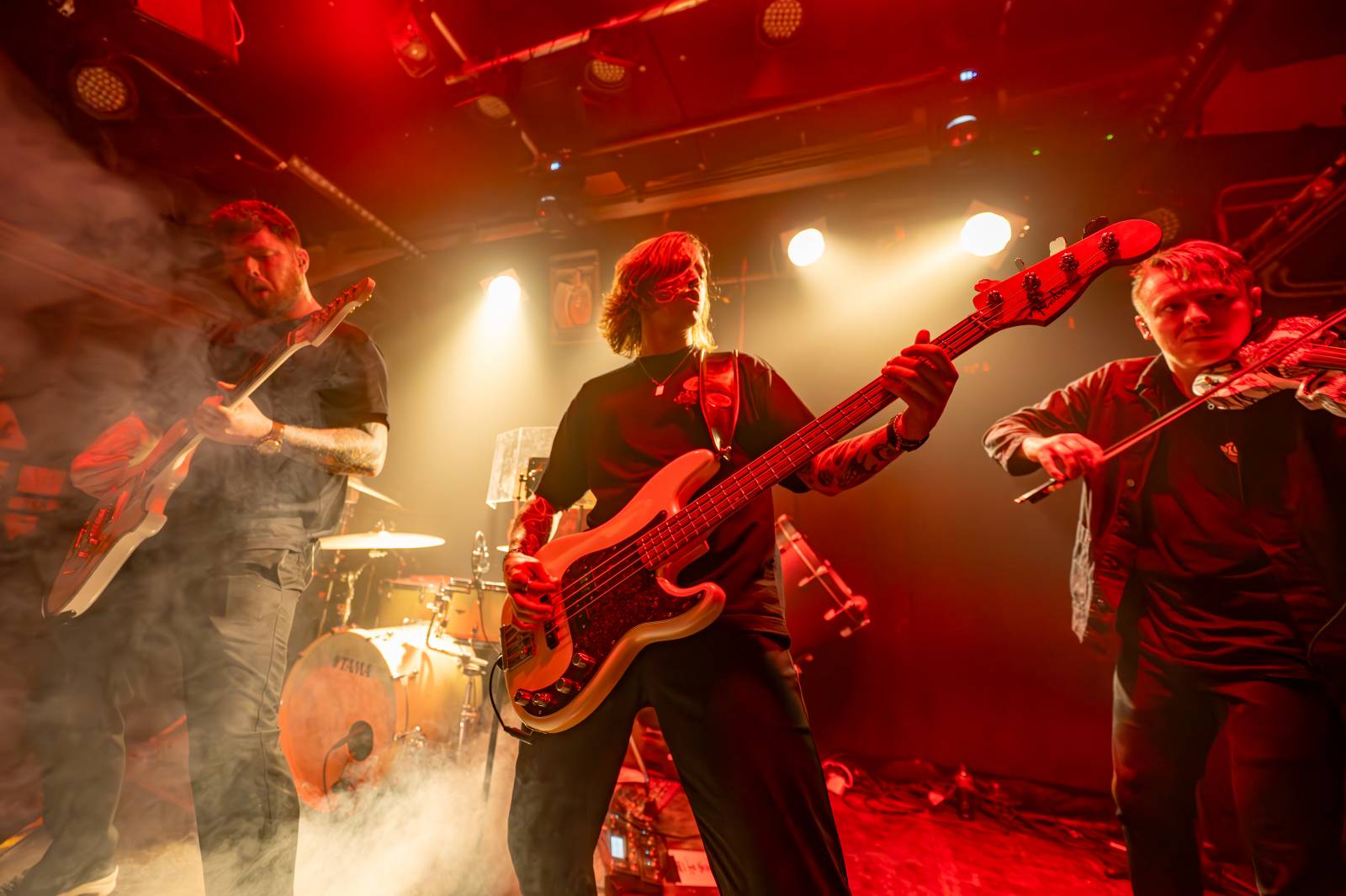 Koncertu Siamese v Bike Jesus humor nechyběl. Zpěvák se označil za drogového dealera a k smrti ho vyděsila fanynka