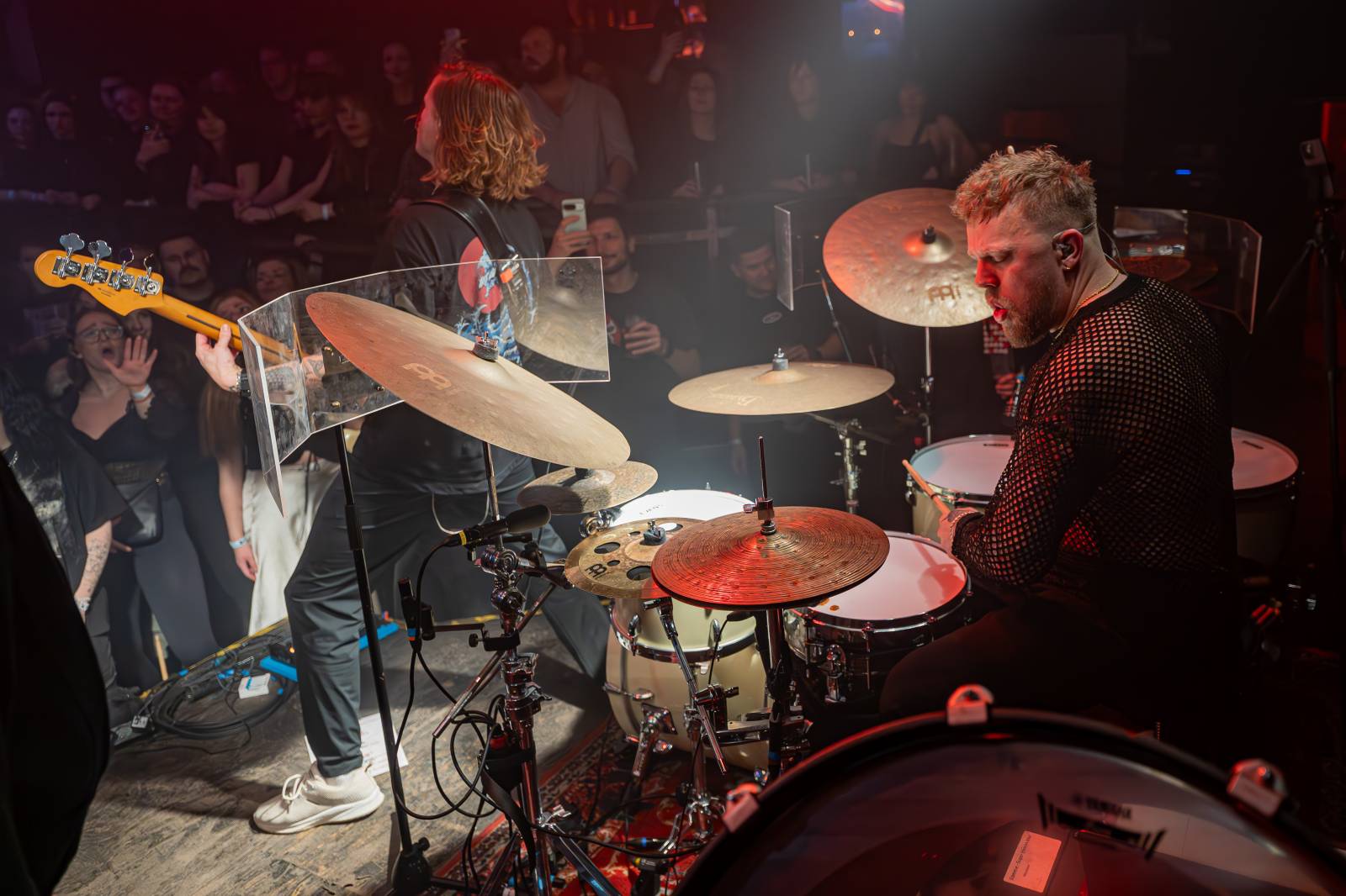 Koncertu Siamese v Bike Jesus humor nechyběl. Zpěvák se označil za drogového dealera a k smrti ho vyděsila fanynka