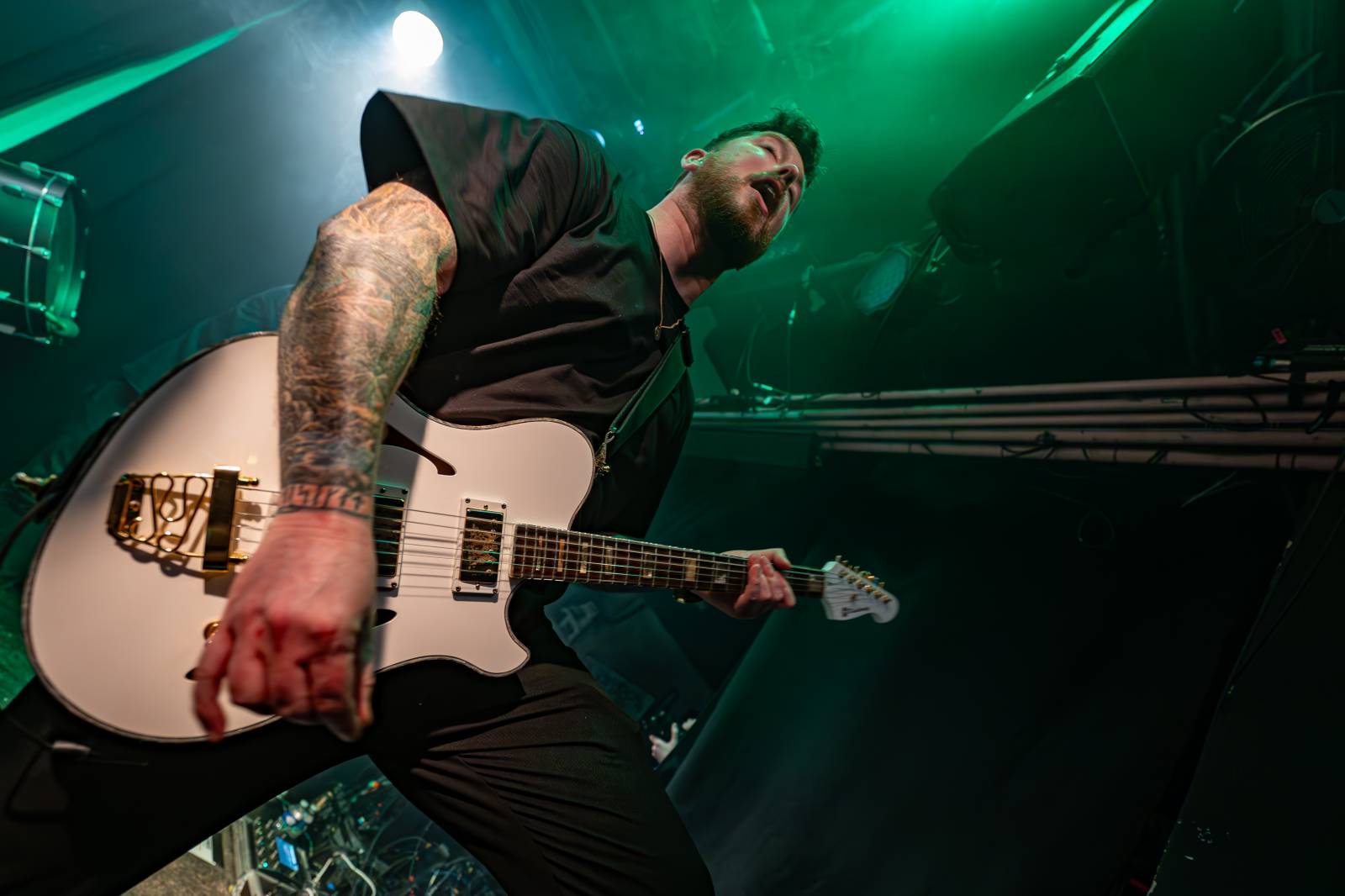 Koncertu Siamese v Bike Jesus humor nechyběl. Zpěvák se označil za drogového dealera a k smrti ho vyděsila fanynka