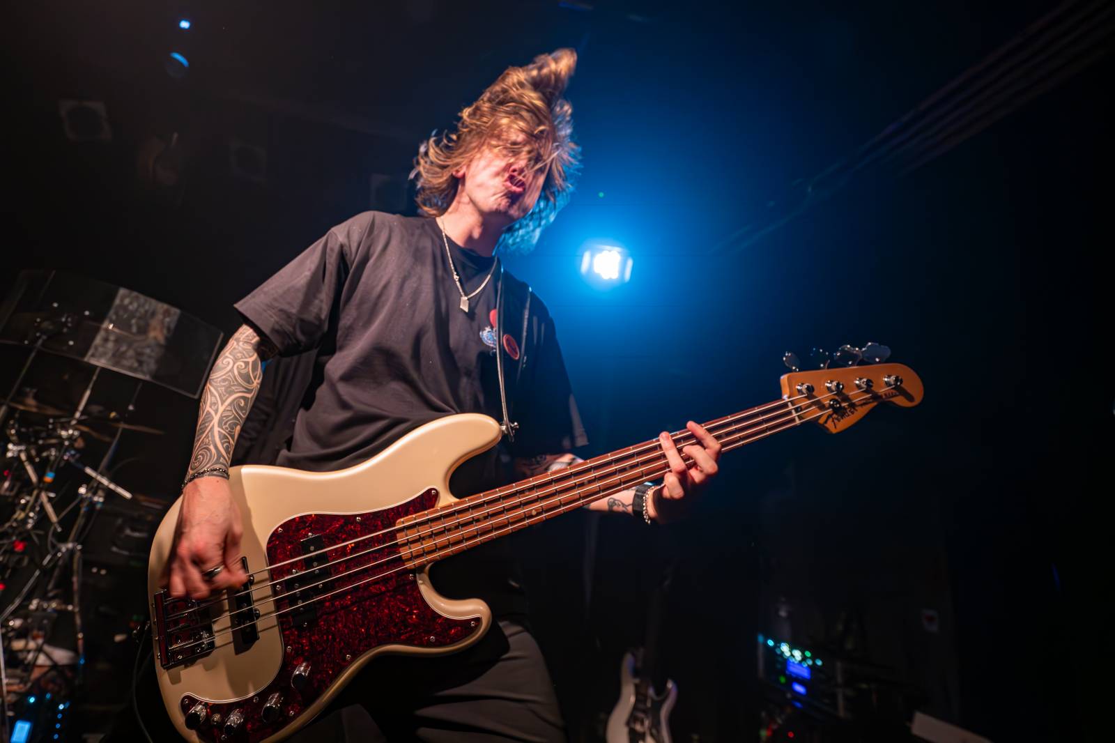 Koncertu Siamese v Bike Jesus humor nechyběl. Zpěvák se označil za drogového dealera a k smrti ho vyděsila fanynka