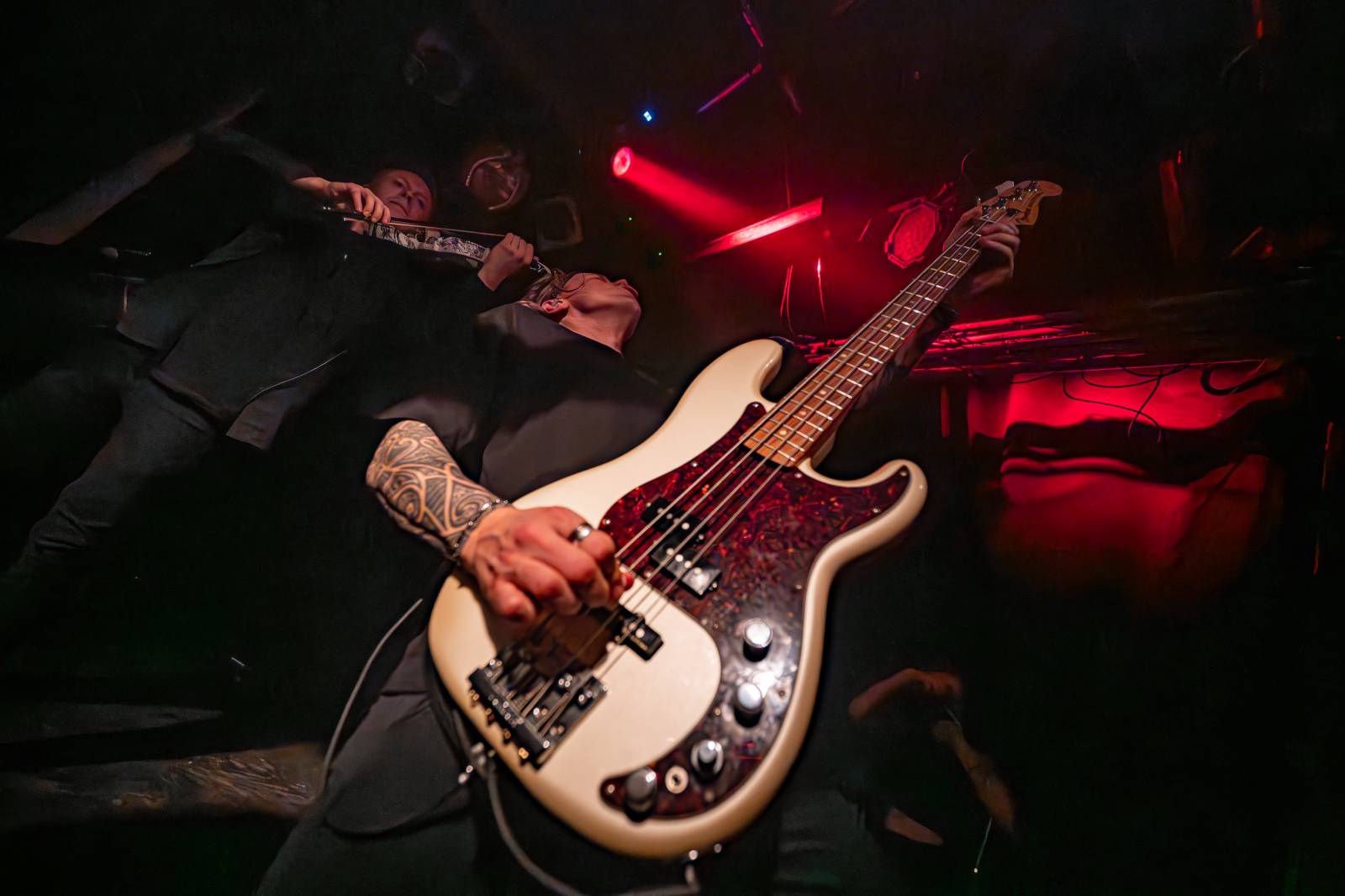 Koncertu Siamese v Bike Jesus humor nechyběl. Zpěvák se označil za drogového dealera a k smrti ho vyděsila fanynka