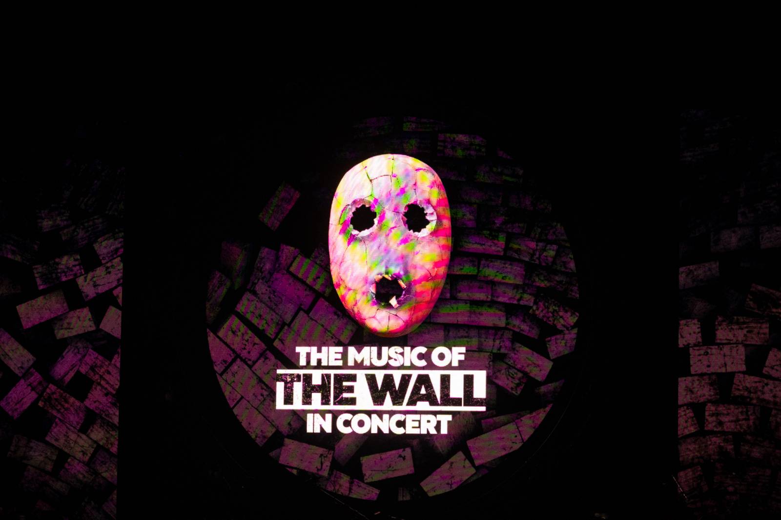 Kongresovým centrem zněly ikonické skladby Pink Floyd. Výpravná show nadchla publikum